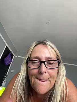 Blondnboujee53 webcam