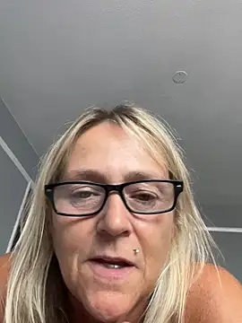 Blondnboujee53 webcam