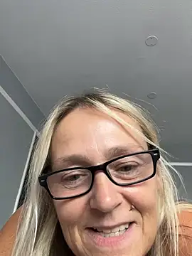 Blondnboujee53 webcam