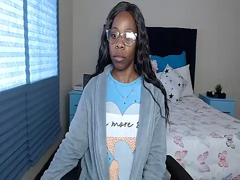 QUEENMANDYY webcam