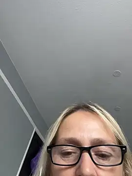 Blondnboujee53 webcam