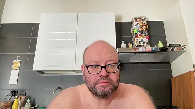 theitalianbear live cam on StripChat