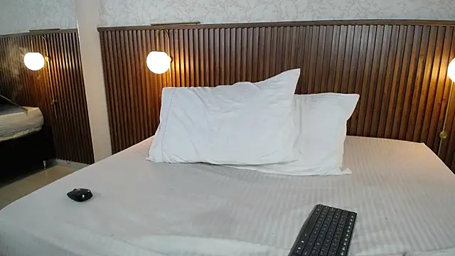 Ariana_Wayne webcam