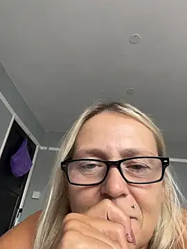 Blondnboujee53 webcam