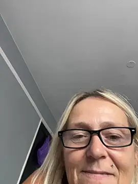 Blondnboujee53 webcam