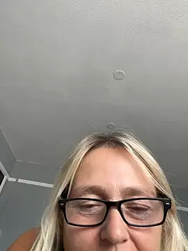 Blondnboujee53 webcam