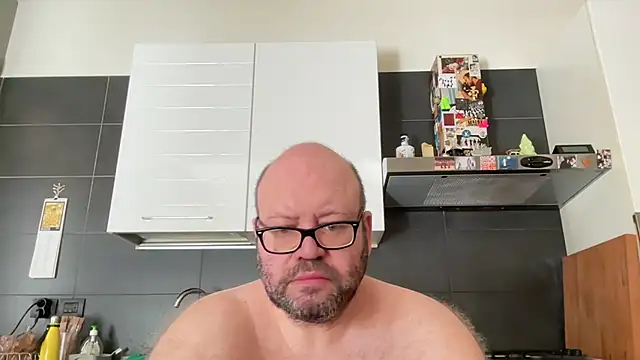 theitalianbear live cam on StripChat