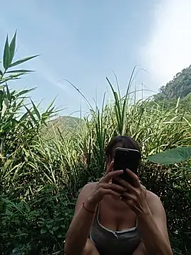 Linda-yiyi live cam
