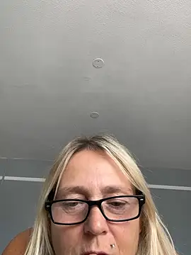 Blondnboujee53 live cam