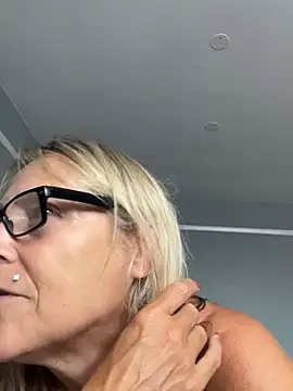Blondnboujee53 webcam