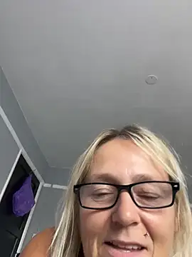 Blondnboujee53 webcam