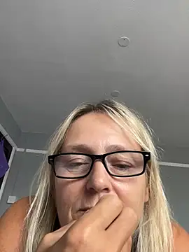 Blondnboujee53 webcam