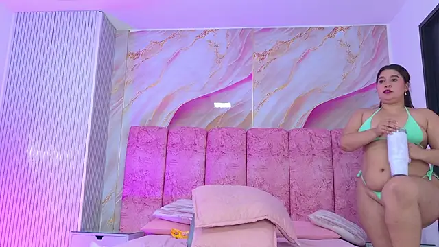 emmacurvy webcam