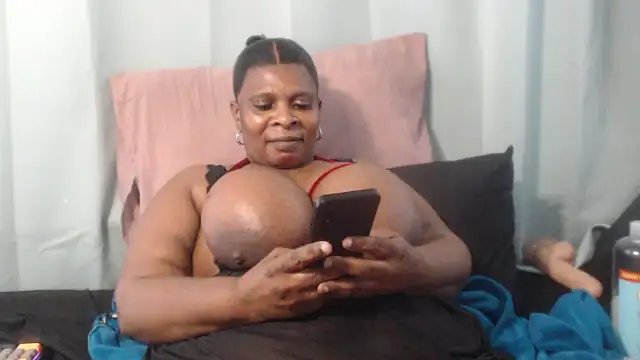 Lucia-boobs live cam on StripChat