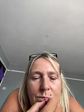 Blondnboujee53 live cam