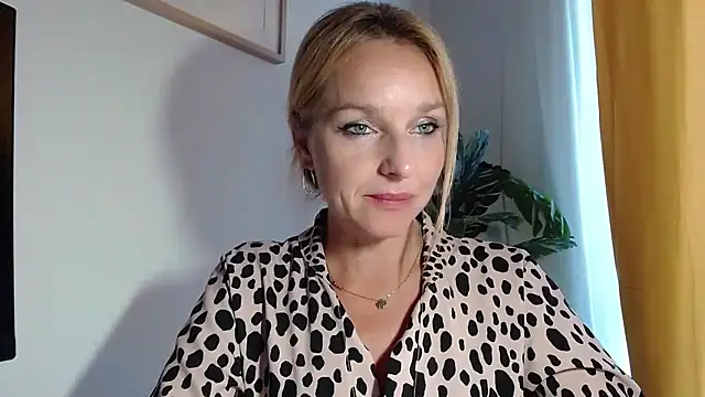 AliciaDesire webcam