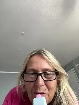 Blondnboujee53 webcam