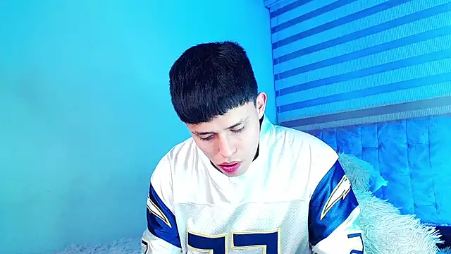 _justinmoon2 live cam on StripChat