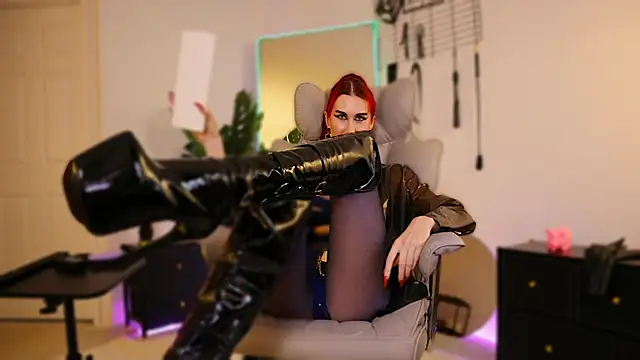 Lady_RedAlexa_RA webcam