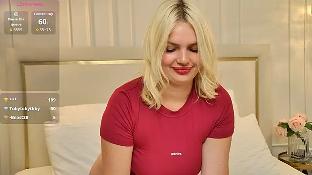 LucyMilne live cam on StripChat