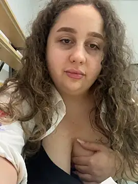 CurlyMaddie webcam