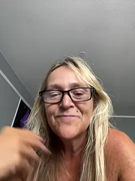 Blondnboujee53 webcam