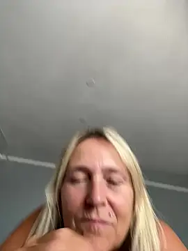 Blondnboujee53 webcam