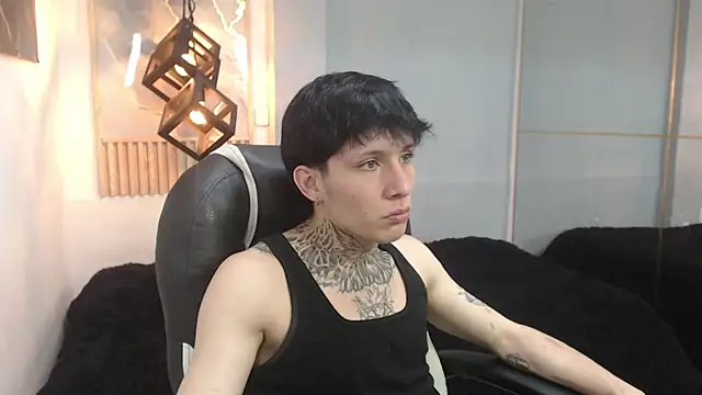 Cry_thereal live cam on StripChat