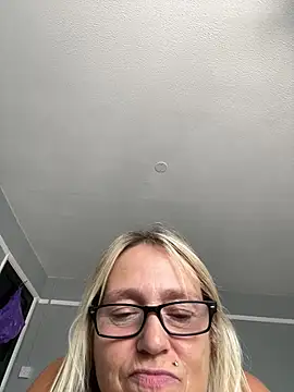 Blondnboujee53 webcam