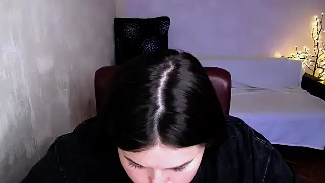 Emily_Mo live cam on StripChat