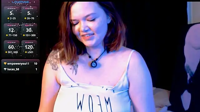 mary_lunar live cam on StripChat
