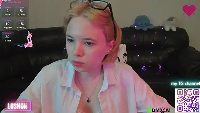 LinneaChan webcam