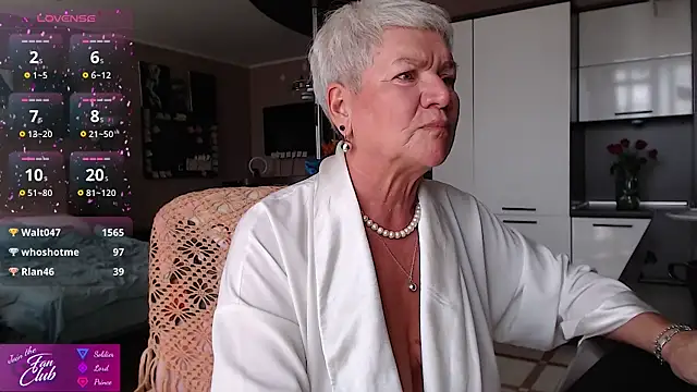 Live webcam thumbnail of roxana_brooks featuring #girls and #hd