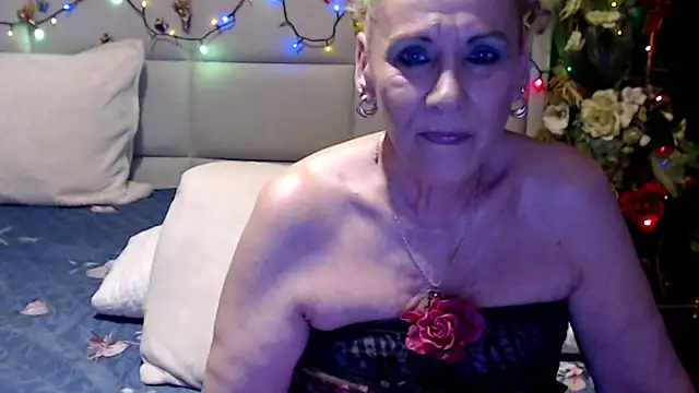 HappyWomanOn webcam