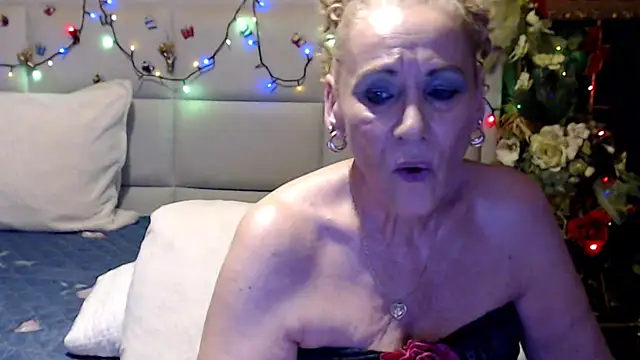 HappyWomanOn webcam