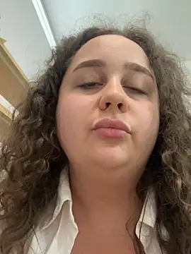 CurlyMaddie webcam