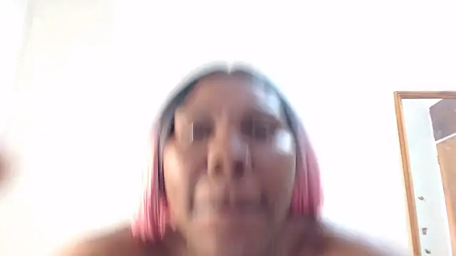 Tinnypussie live cam on StripChat