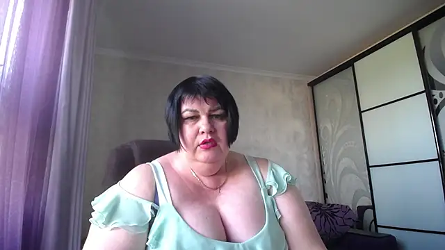 AlluringCurves webcam