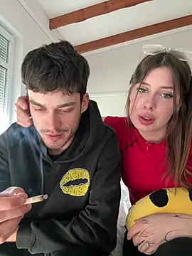 Chaos_and_cream webcam