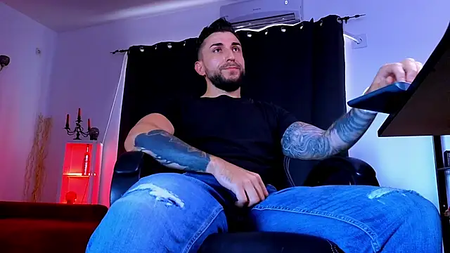 MightyAaron66 live cam on StripChat