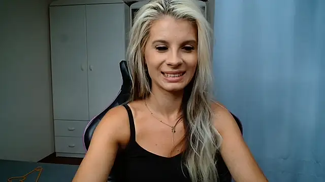 KristineGlow live cam on StripChat