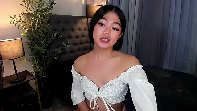 Miniatura da webcam ao vivo de AsianHugecockAnna com #girls e #hd