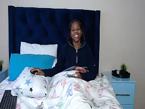 QUEENMANDYY webcam