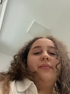 CurlyMaddie webcam