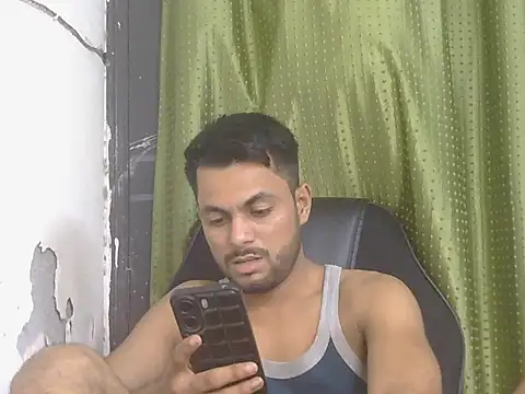 Miniatura della webcam live di Stubborndesiboy con #girls