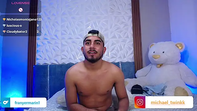 Michael_and_twinkk live cam on StripChat