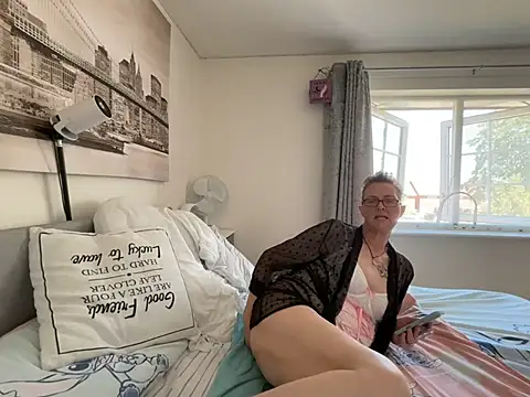 Curvy-Jinx webcam
