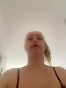 KiraBloom66 webcam