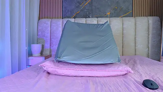 mia_scot webcam