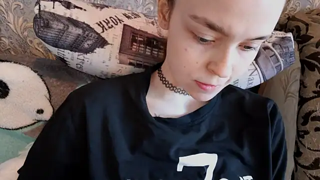 CaraDelevingnee webcam